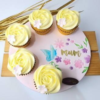 Mum cupcakes on a board 