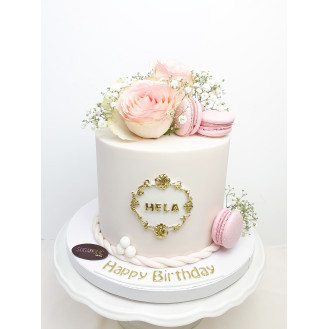 Floral Cake with Macaroons and baby breath