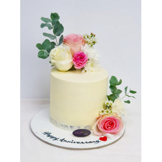 Buttercream Cake with Fresh Roses 