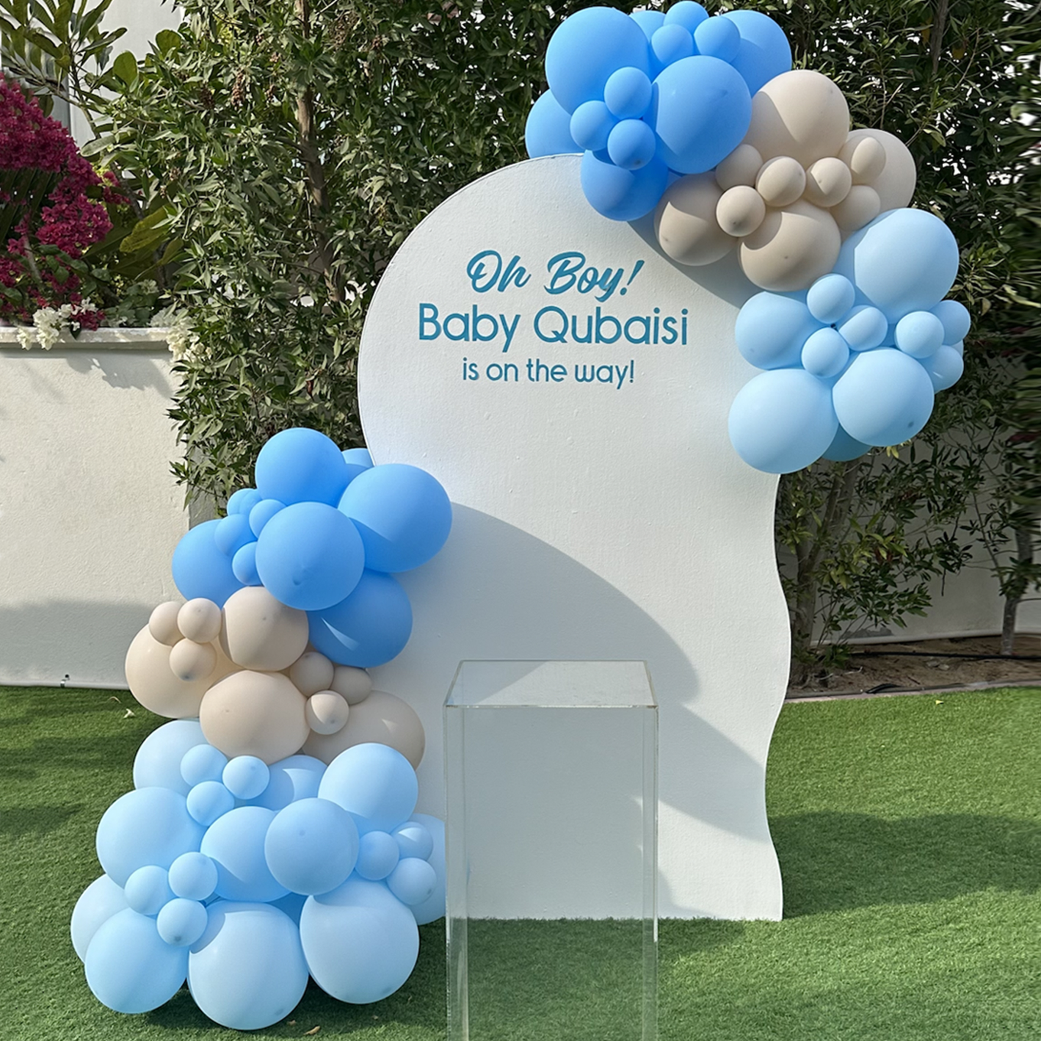 Baby shower (1x H - 1.8m x 1m balloon garland Personalization on the balloon 1x clear acrylic table)