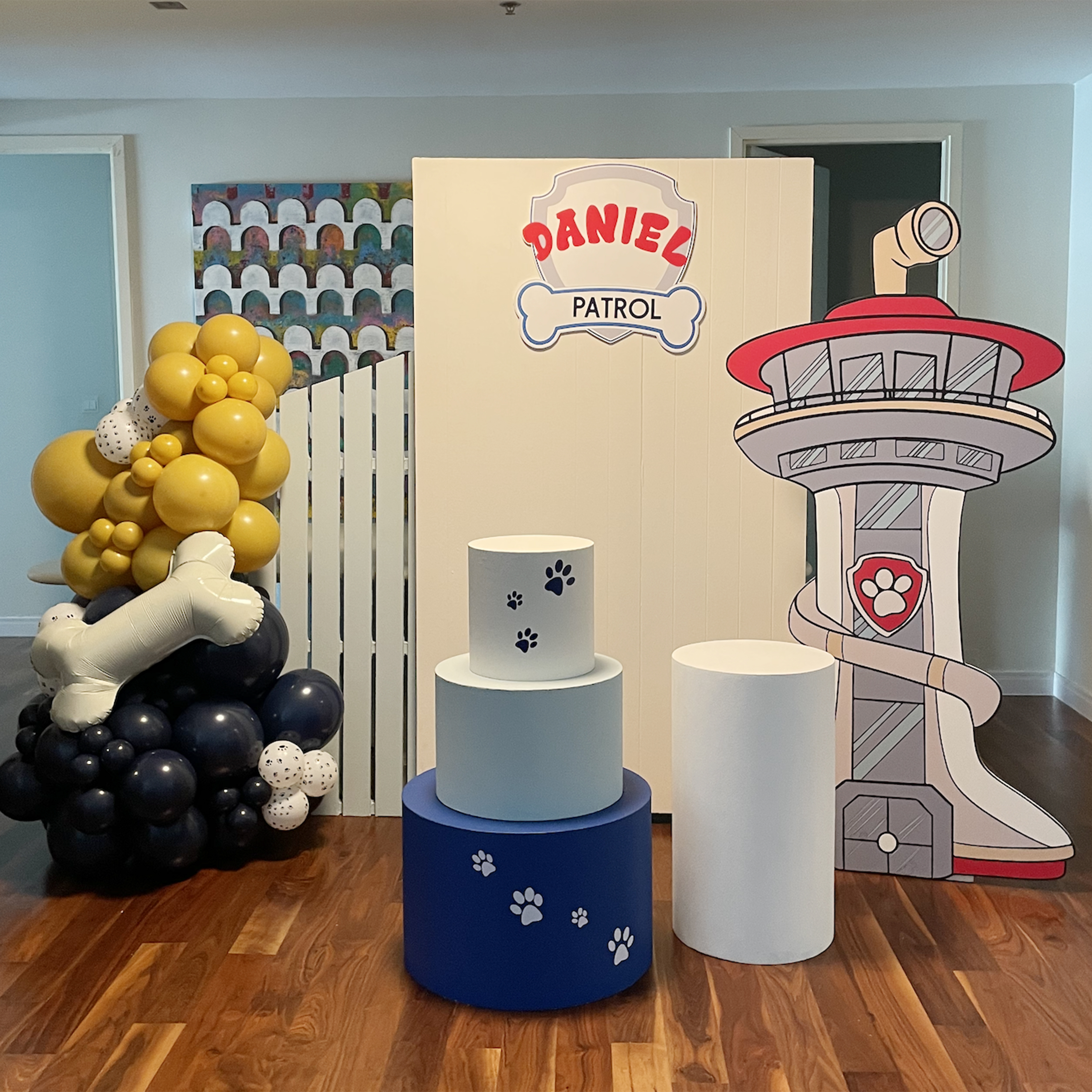 Paw Patrol (1x H - 1.7m x W -1.2m Fence backdrop Personalized on the backdrop 1x layered table 1x plinths Balloon garland 1x foamboard elements 1 x Medium circle table - White)