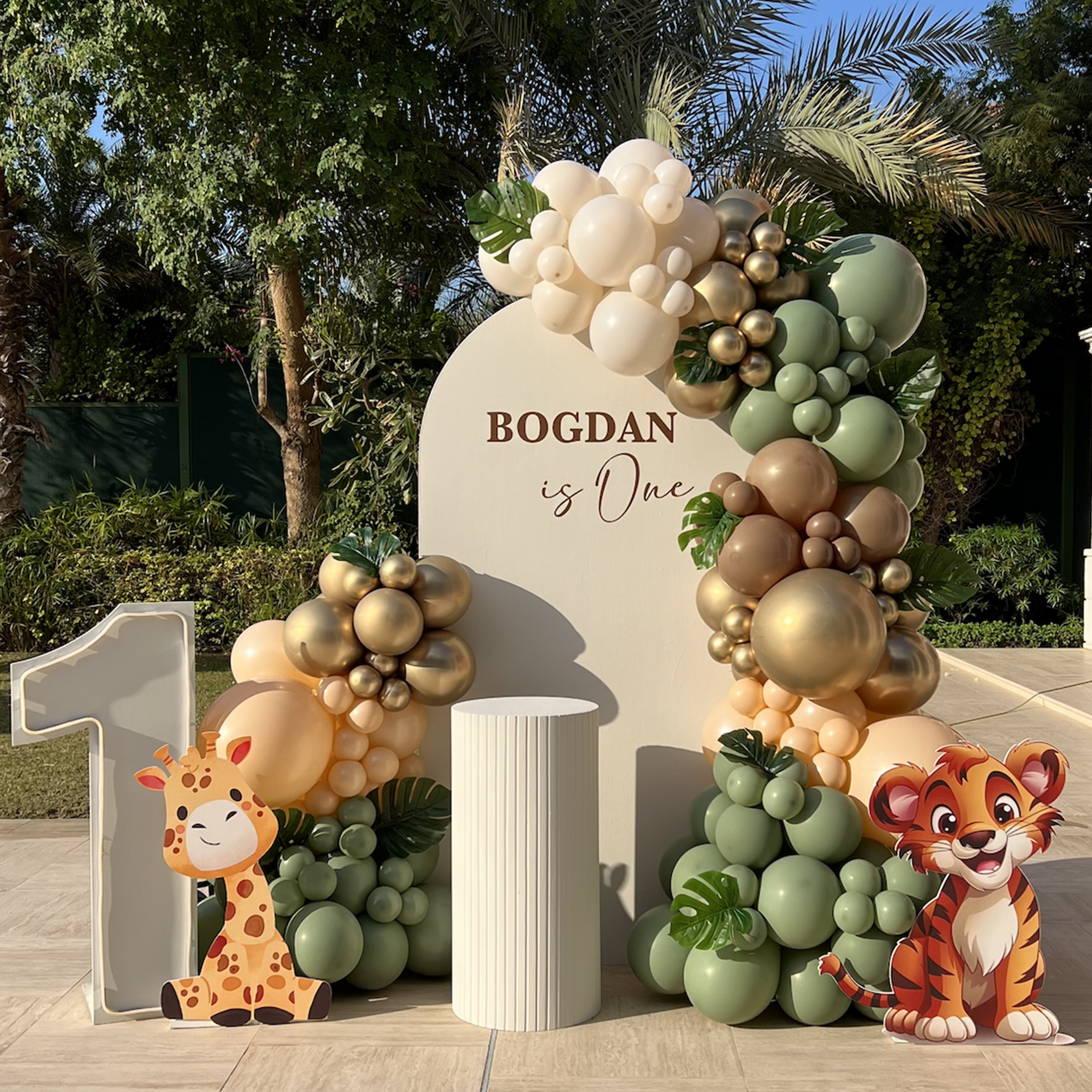 Wild One (Balloon garland 1x H - 2m x w - 1m - semi arch backdrop 1 x flutted circle table Personalisation on Backdrop 2x foam board elements 1x LED strip number 1)