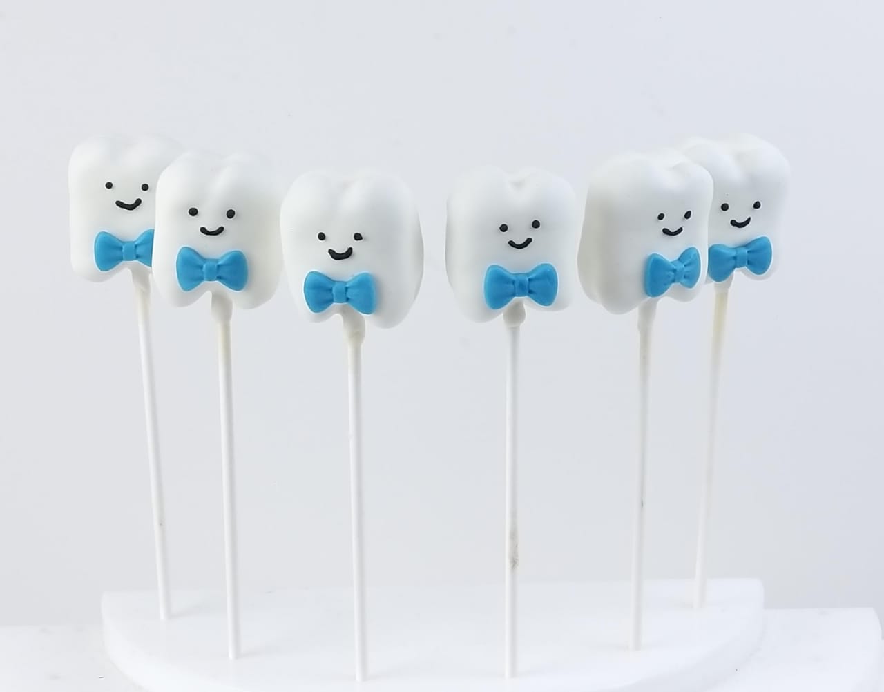 Tooth with Blue Bow  Cakepop  ( Per piece )