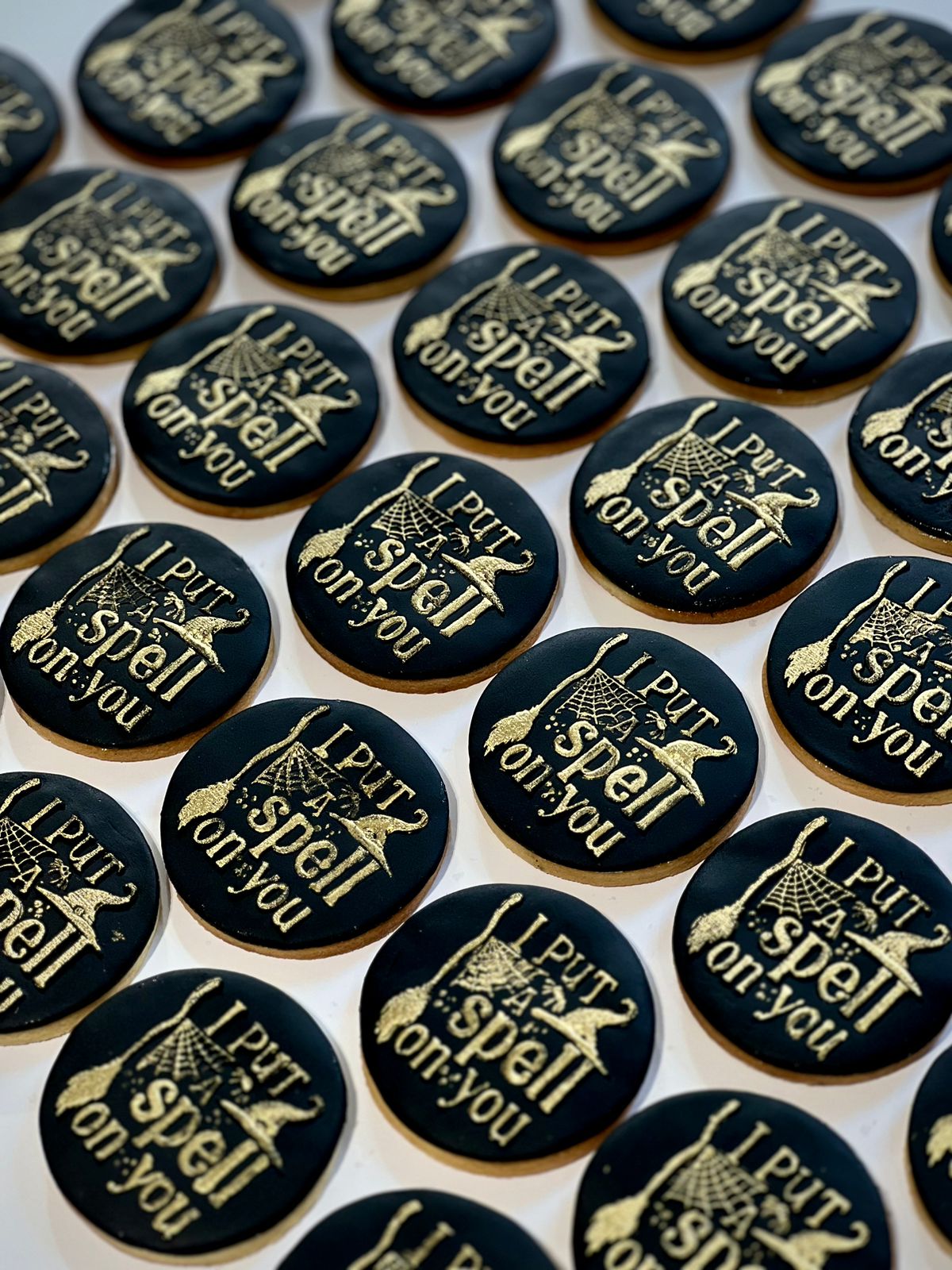 I Put a Spell on you Cookie (Black and gold) - per piece