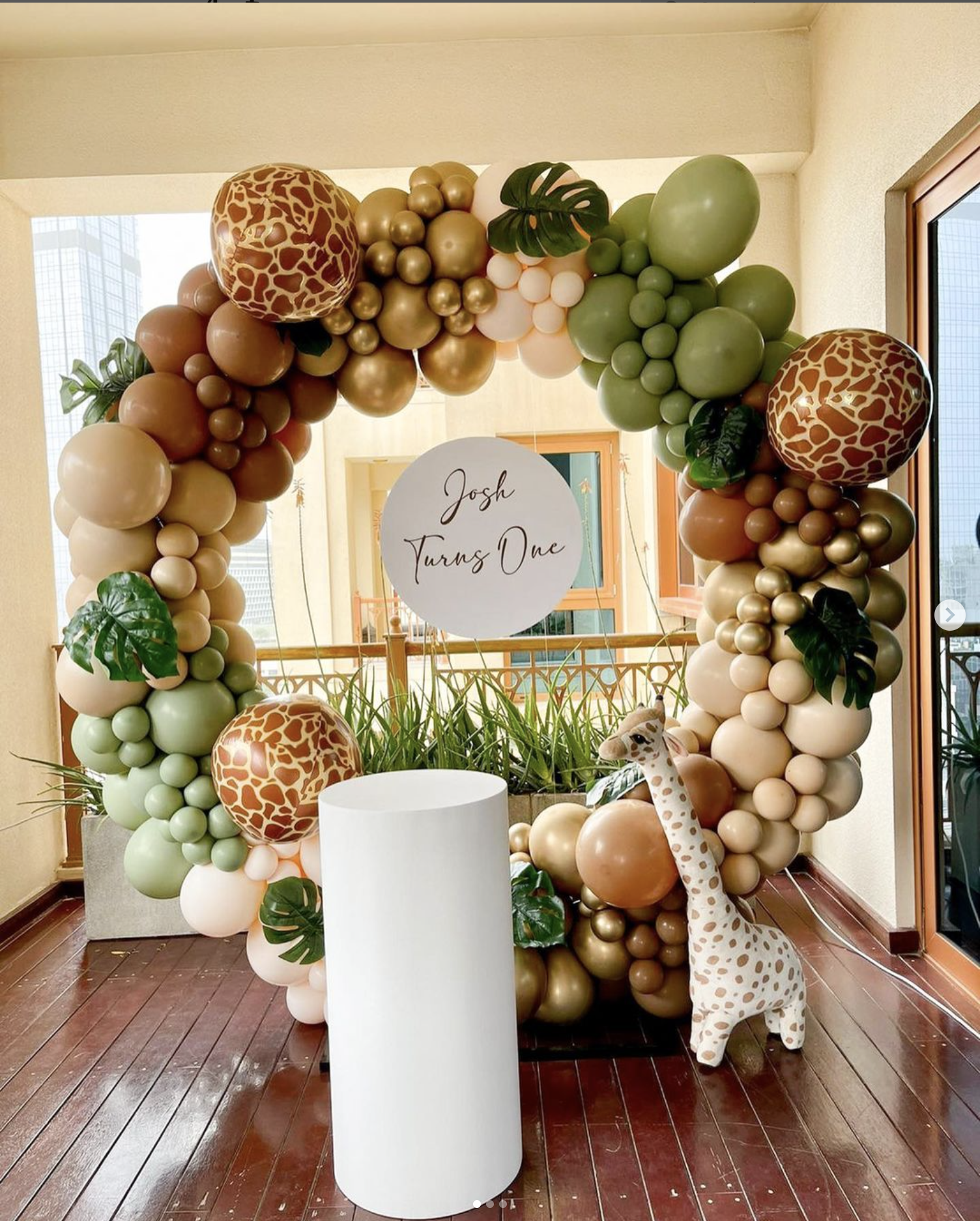 Circular Safari (1 x Circular balloon garland Approx. 2m high 1 x Medium circle table - white Personalization on 60cm diameter white foam board 1 x Giraffe Stuffed toy)