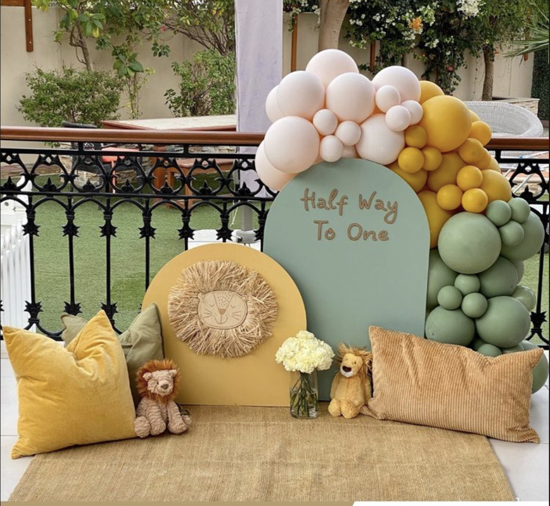 Half way to One (Mini balloon garland 1 x Lion face prop on the backdrop 1 x Carpet , 1 cake stand 2 x Mini Backdrops (90cm H and 60cm H) Personalization on Backdrop 3 x Available pillows Soft toys not included)