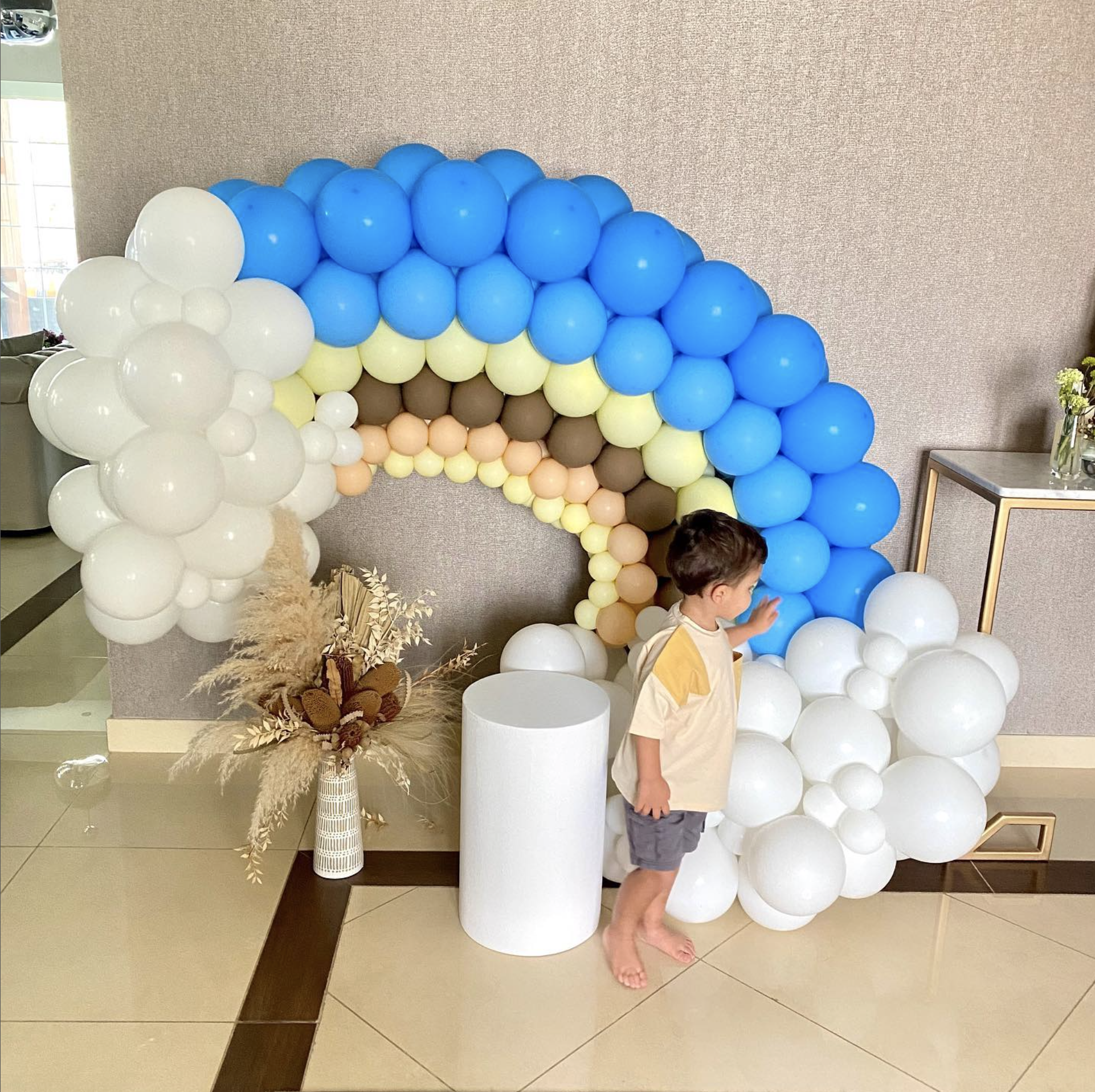 Mini Rainbow (1 x mini rainbow Garland approx 1.2m high 1 x small circle table - white Flowers not included)